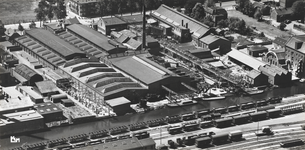 214851 Luchtfoto van het complex van de N.V. Utrechtsche Machinefabriek Frans Smulders (Croeselaan 20) te Utrecht, met ...